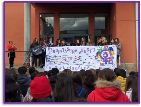 Acto feminista con pancarta